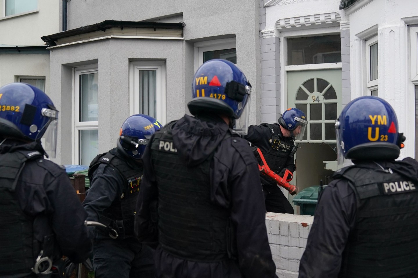 Beamte der Polizei der West Midlands verschaffen sich Zutritt zu einem Grundstück in Coventry.