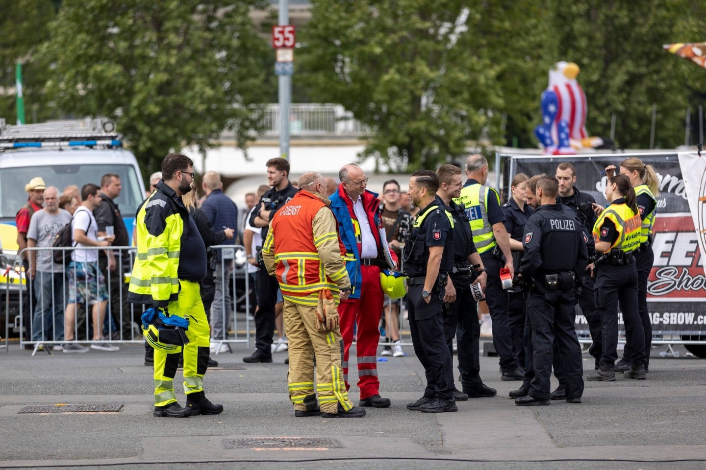 Einsatzkräfte an der Unfallstelle auf dem Schützenplatz.