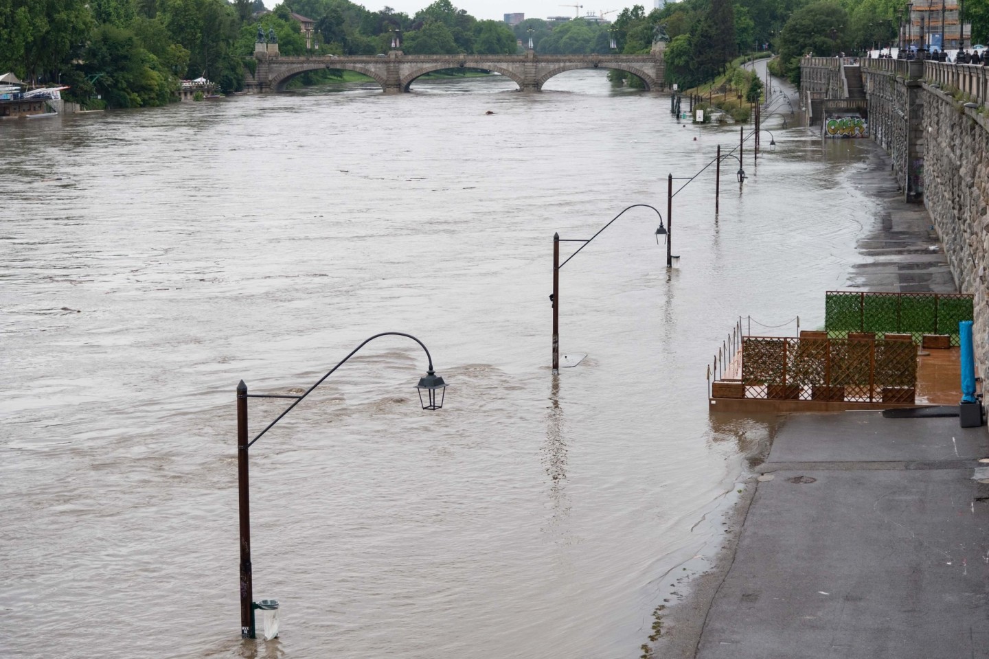 Blick auf einen Teil des Flusses Po, der nach heftigen Regenfällen übers Ufer getreten ist.