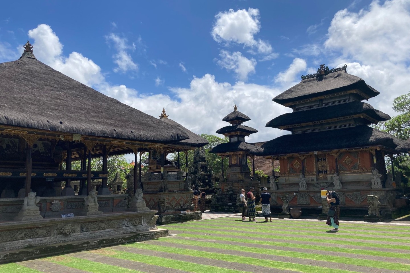 Bitte benehmen: Touristen im Tempel Pura Puseh Desa Batuan.