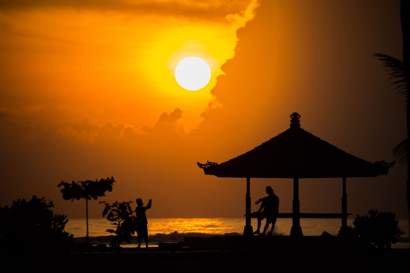 Am Strand von Nusa Dua geht die Sonne auf.