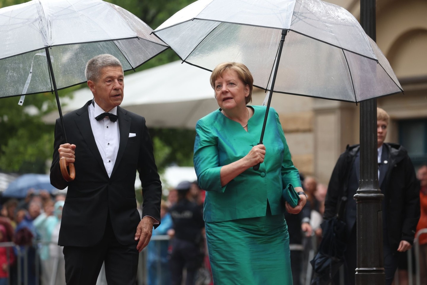 Die frühere Bundeskanzlerin Angela Merkel ist bekennende Liebhaberin von Wagners Musik. Sie kommt in Begleitung ihres Ehemannes Joachim Sauer zur Eröffnung.