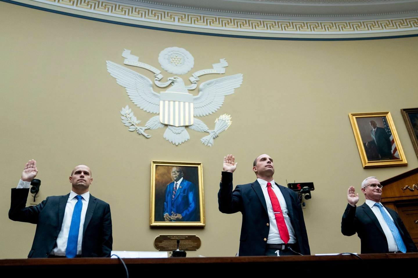 Ryan Graves (l-r), Geschäftsführer von Americans for Safe Aerospace, sowie die ehemaligen US-Militärpiloten David Grusch und David Fravor werden während einer Anhörung des Unterausschus...