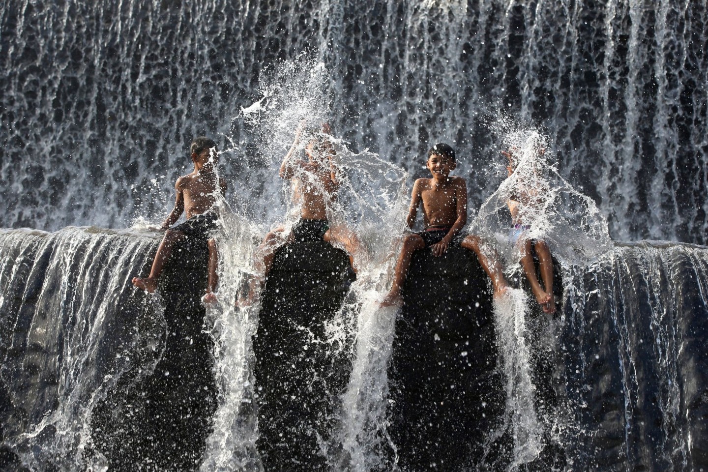 Der Fluss Unda, der zweitgrößte Fluss auf der Insel Bali, wird für verschiedene Aktivitäten genutzt, zum Beispiel für touristische Aktivitäten wie Wasserrafting und landwirtschaftliche...