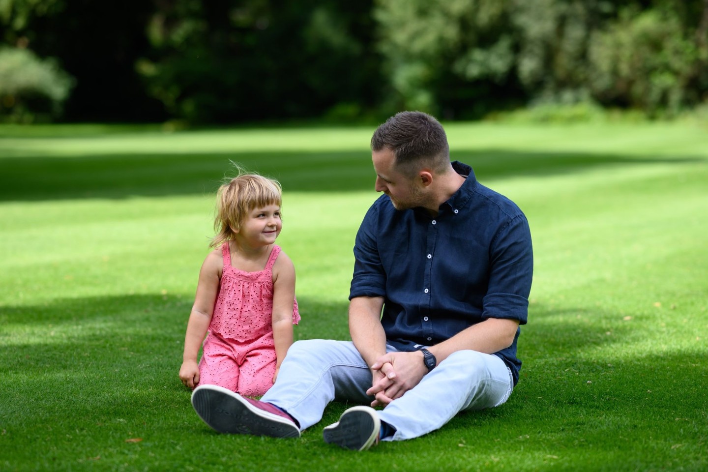 «Endlich ein Gesicht dazu»: Annabel Rogotzki und Fabian Dancker im Park von Schloss Bellevue.