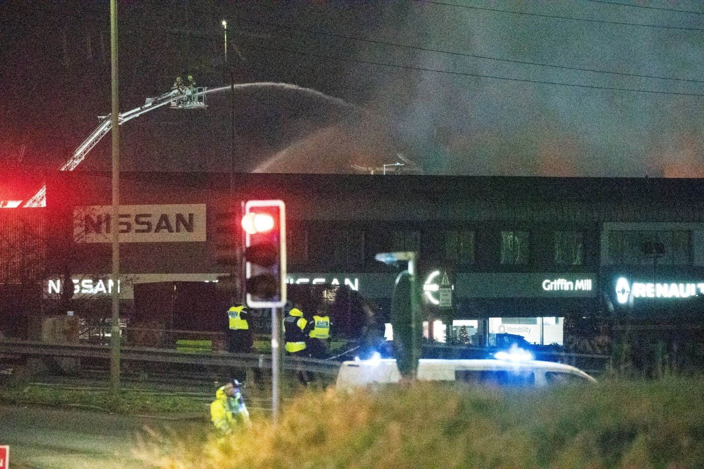 Feuerwehrleute löschen die Flammen am Einsatzort in der Severn Road in Treforest, Südwales.