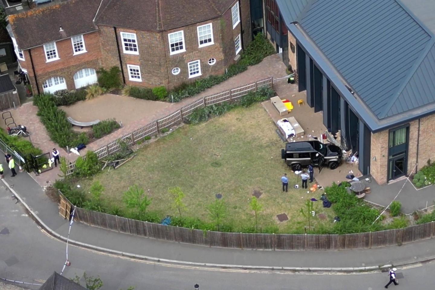 Das Gelände der Londoner Grundschule, nachdem ein Auto in das Gebäude gekracht ist.