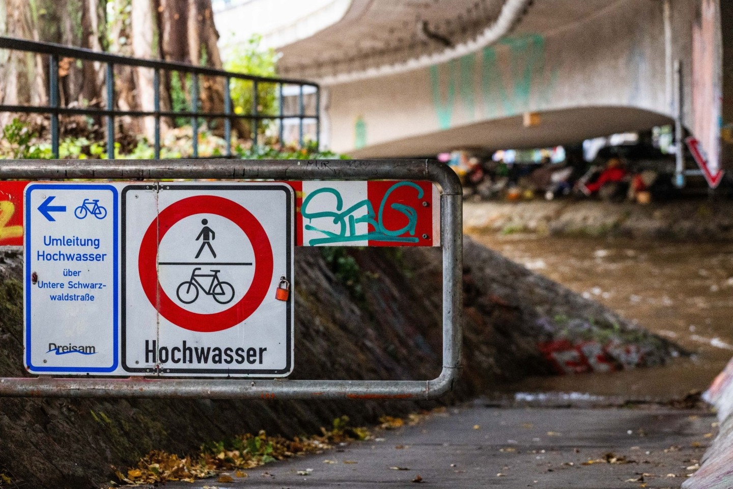 Durch kräftigen Regen und Tauwetter kann es am Wochenende zu einer erhöhten Hochwassergefahr besonders im Süden kommen (Archivbild).