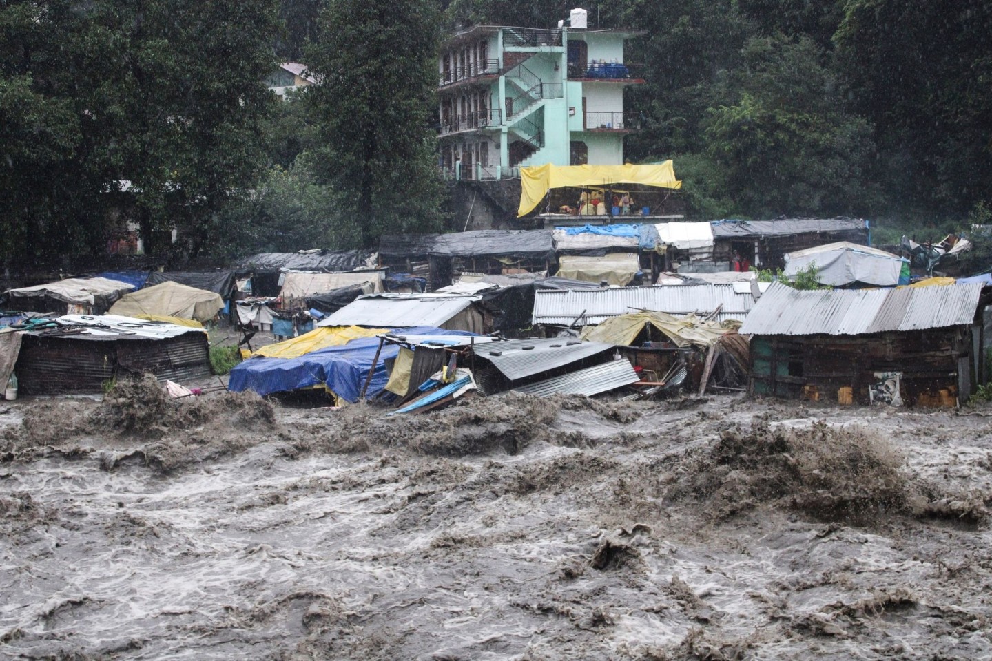 Der Fluss Beas reißt nach den schweren Regenfällen alles mit sich.