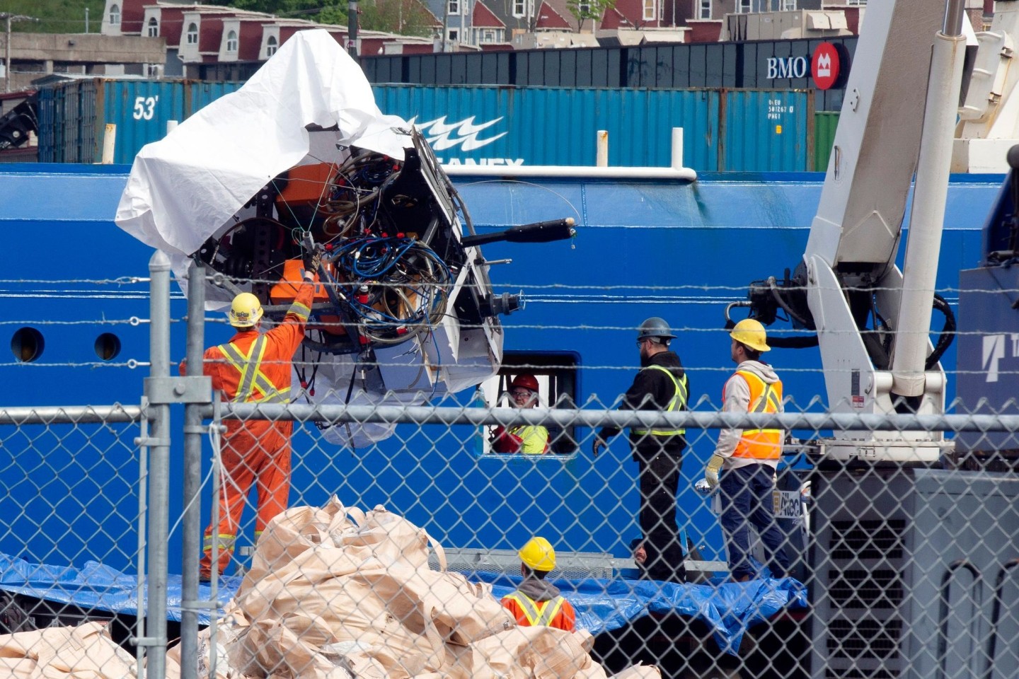 Trümmer des Tauchboots «Titan» werden in St. John's vom Schiff «Horizon Arctic» entladen.