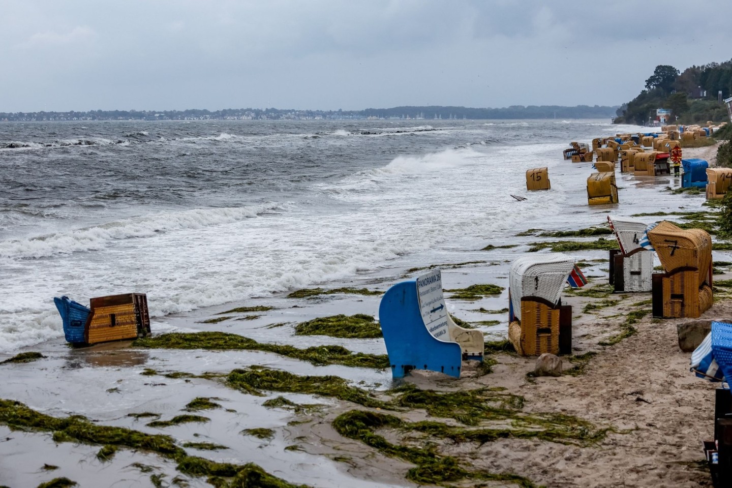 An der Ostseeküste in der Kieler und Lübecker Bucht wird schwere Sturmflut erwartet. Für einige dieser Strankörbe kommt jede Hilfe zu spät.