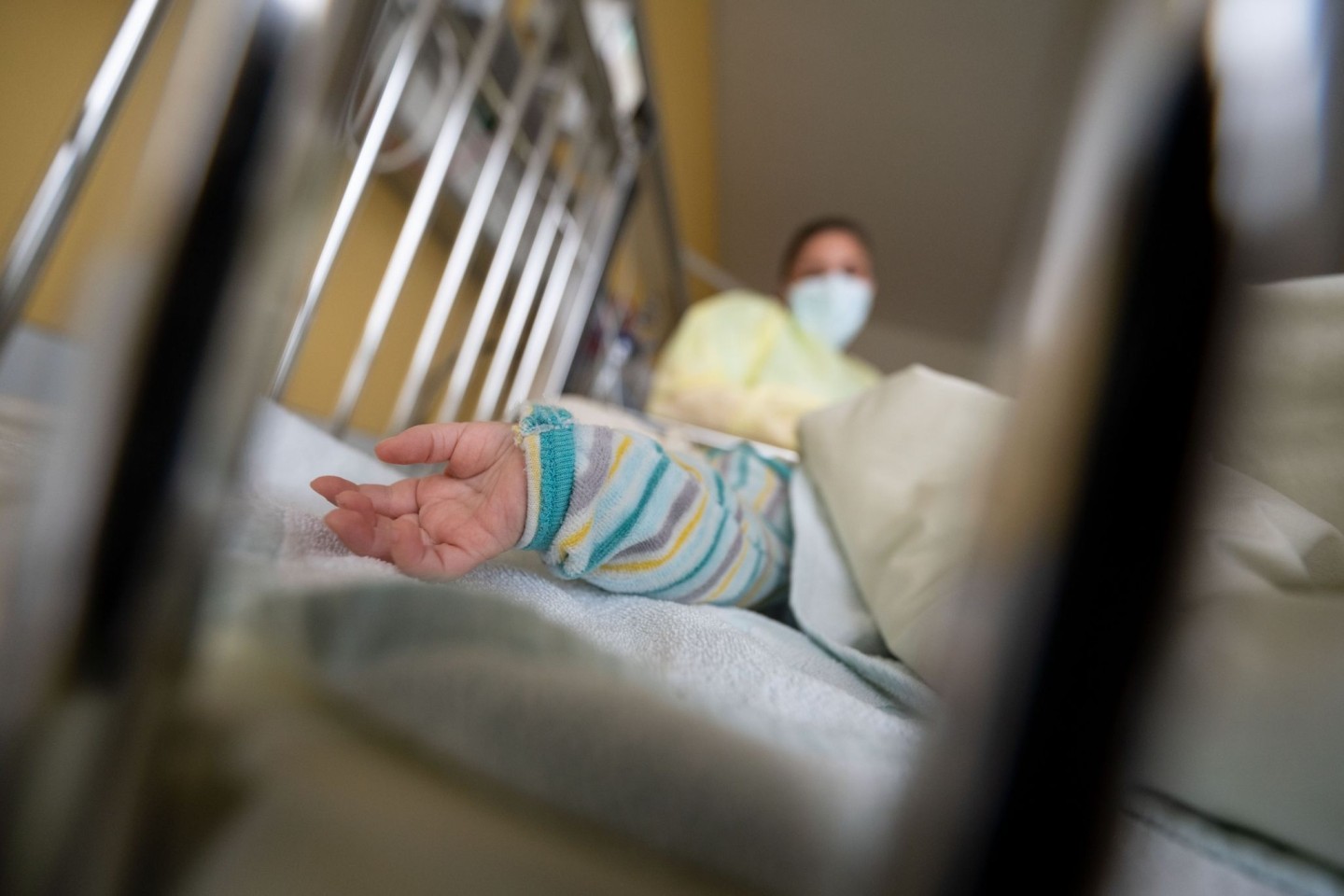 Ein am Respiratorischen Synzytial-Virus (RS-Virus oder RSV) erkrankter kleiner Patient auf einer Kinderstation.