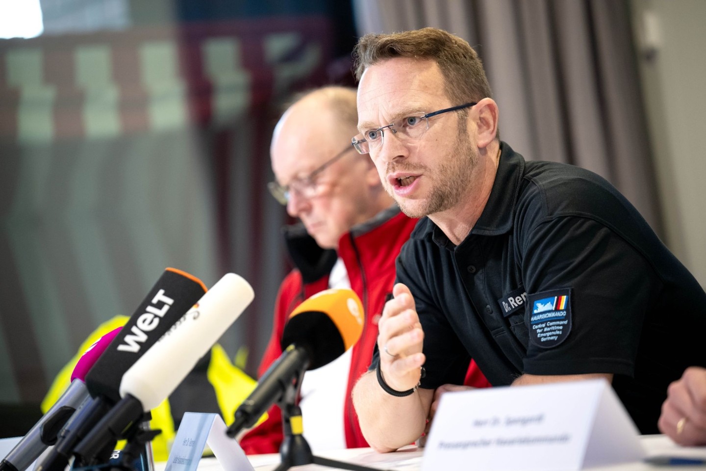 Robby Renner (r), Leiter des Havariekommandos und Michael Ippich von der Deutschen Gesellschaft zur Rettung Schiffbrüchiger bei einer Pressekonferenz nach der Kollision zweier Frachter in d...