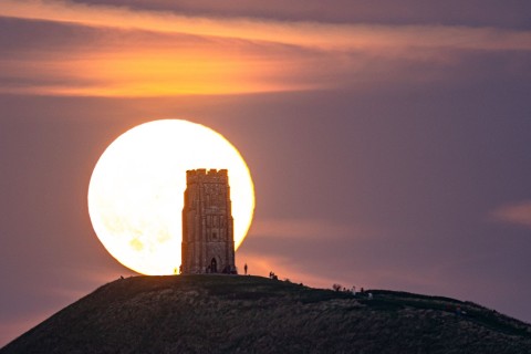 Supermond und Komet am Abendhimmel