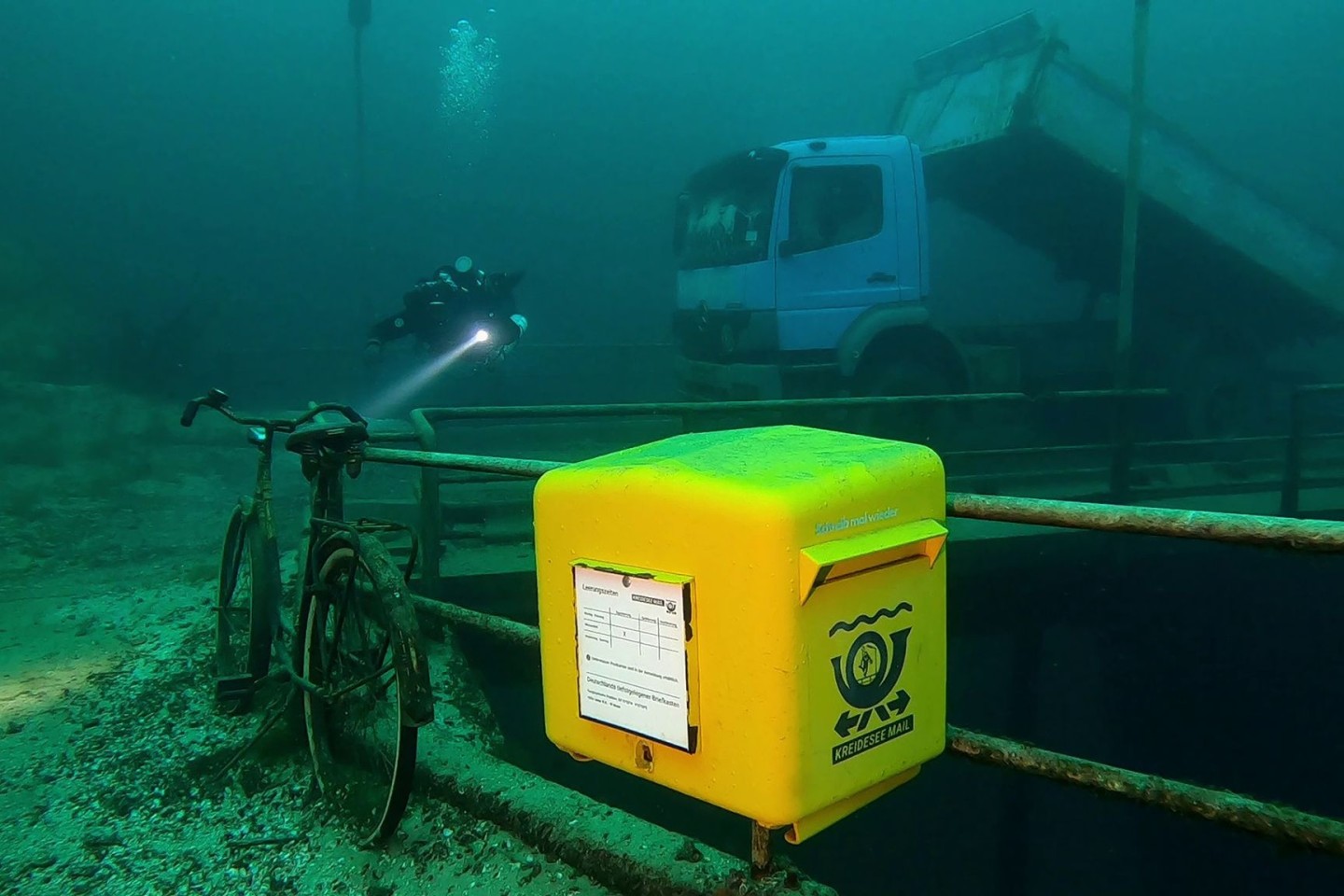 Ein gelber Briefkasten der Marke Eigenbau wurde im niedersächsischen Kreidesee in einer Tiefe von 19 Metern unter Normalnull angebracht.