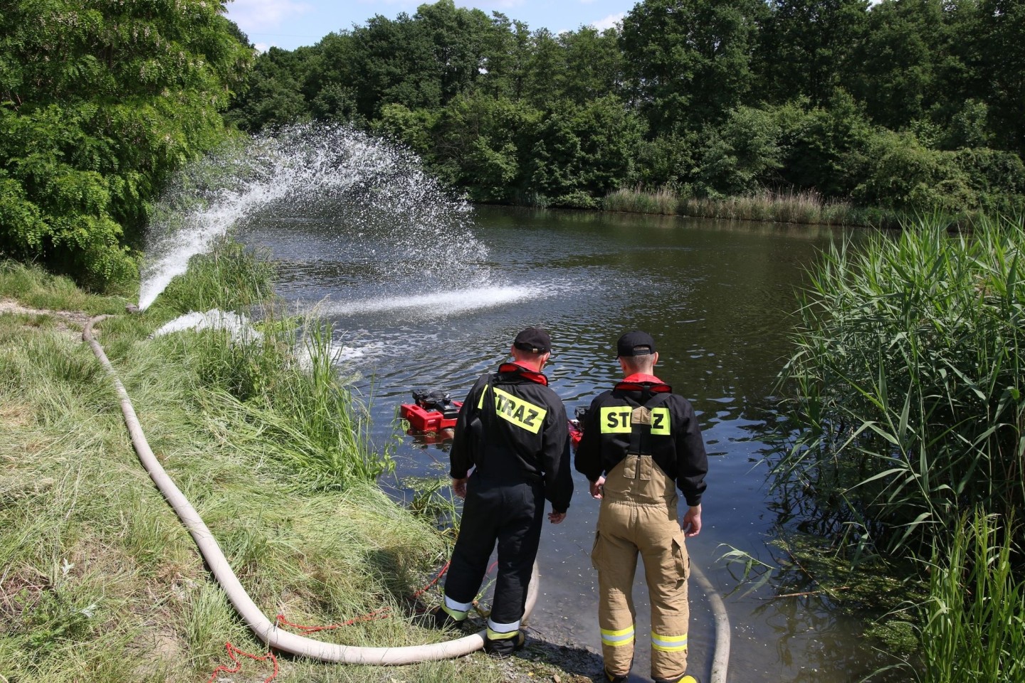 Feuerwehrleute pumpen Sauerstoff in den Gleiwitzer Kanal, um das Algenwachstum zu verhindern.