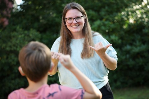 Trotz Technik: Gebärdensprache ist wichtig für taube Kinder