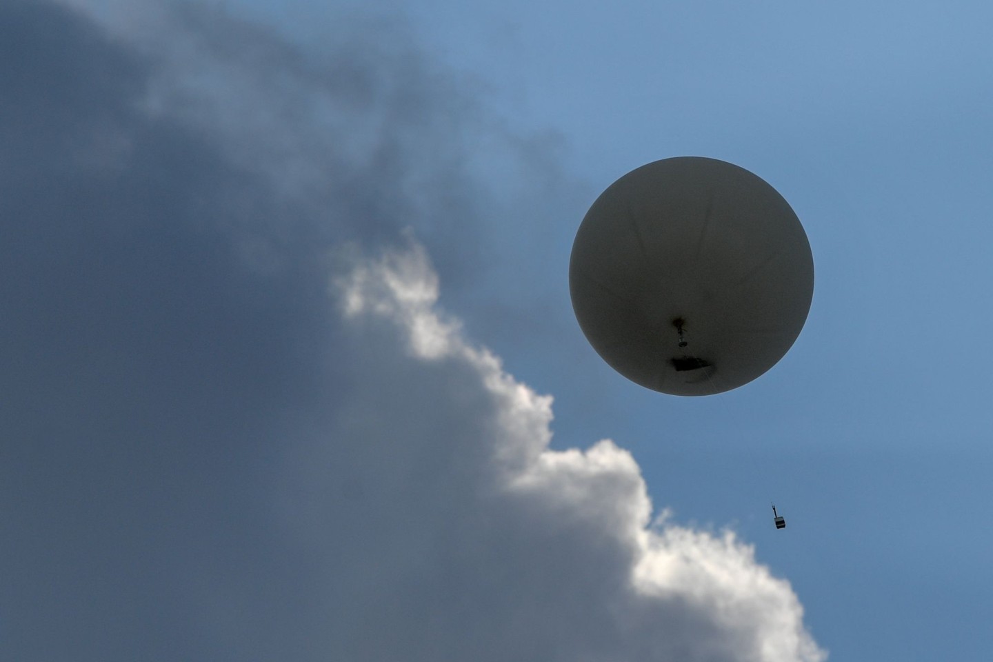 Ein Wetterballon mit einer Radiosonde steigt in den Himmel.