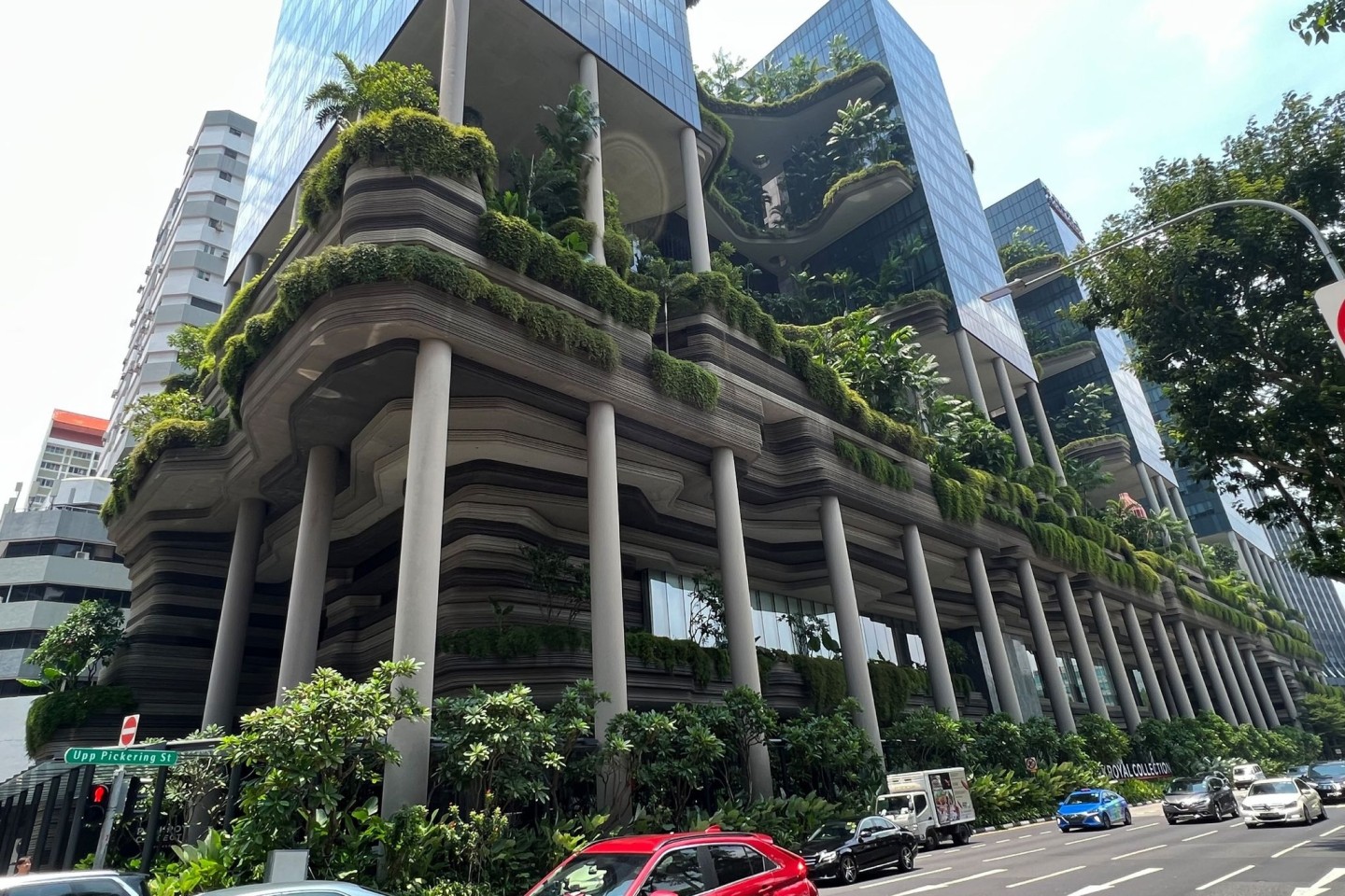 Himmelsgärten, hängende Pflanzenwände und spiegelnde Wasserbecken: Das Hotel Parkroyal on Pickering ist ein Vorzeigeprojekt für vertikale Begrünung.